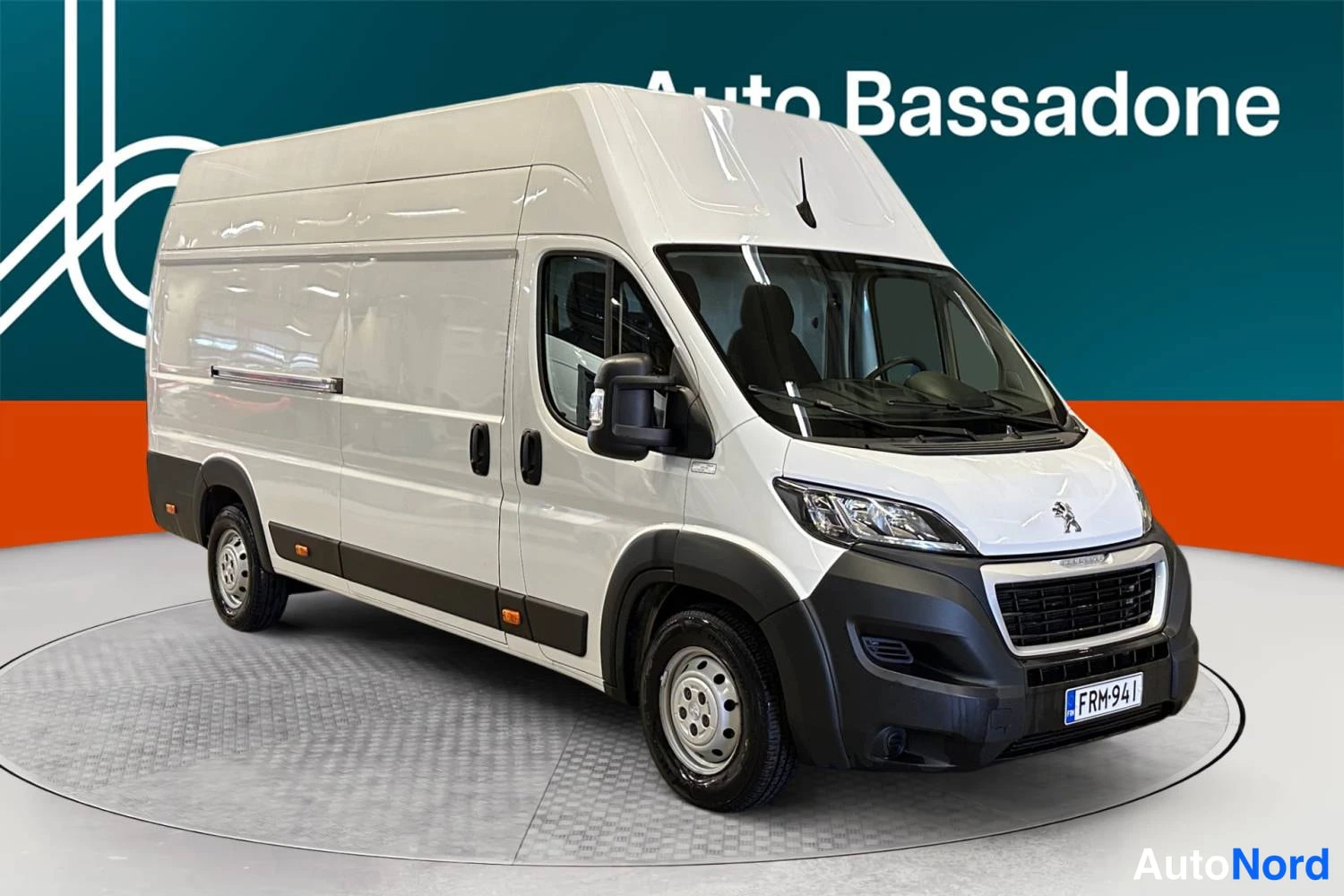 Valkoinen Peugeot Boxer 2023, etuviisto, keula oikealle, kuva 2