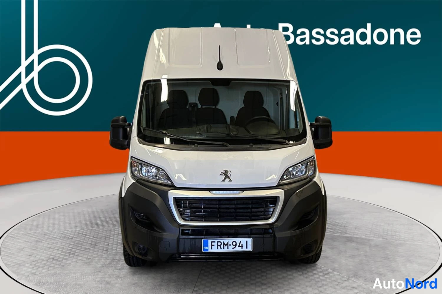 Valkoinen Peugeot Boxer 2023, edestä, kuva 3