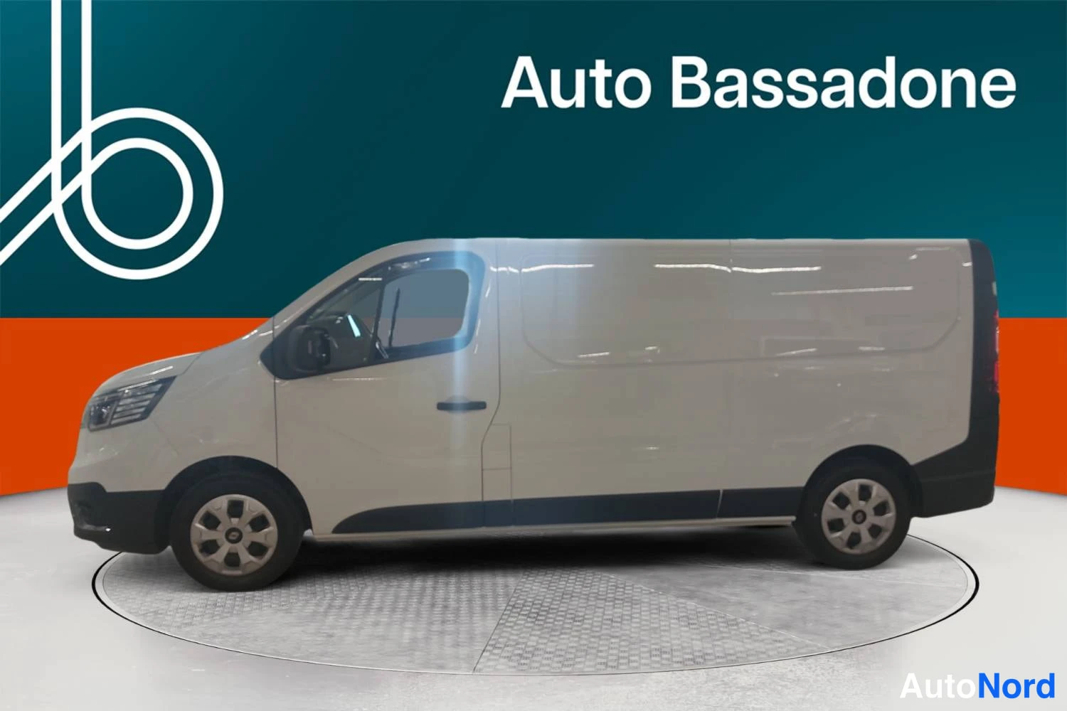 Valkoinen Renault Trafic 2024, etuviisto, keula vasemmalle, kuva 2