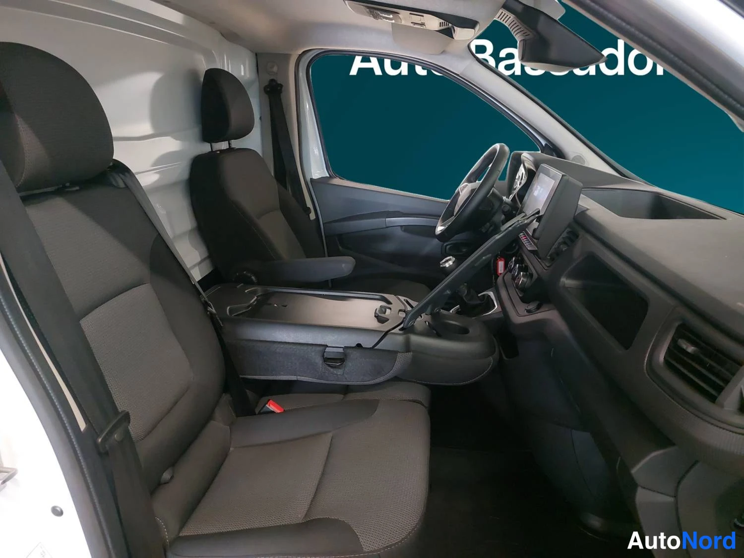Valkoinen Renault Trafic 2024, kuva 20