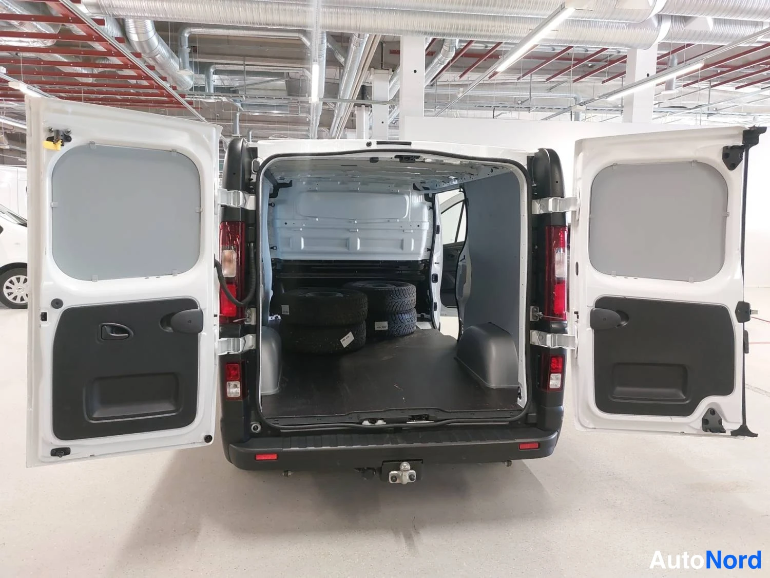 Valkoinen Renault Trafic 2024, takaa, kuva 9