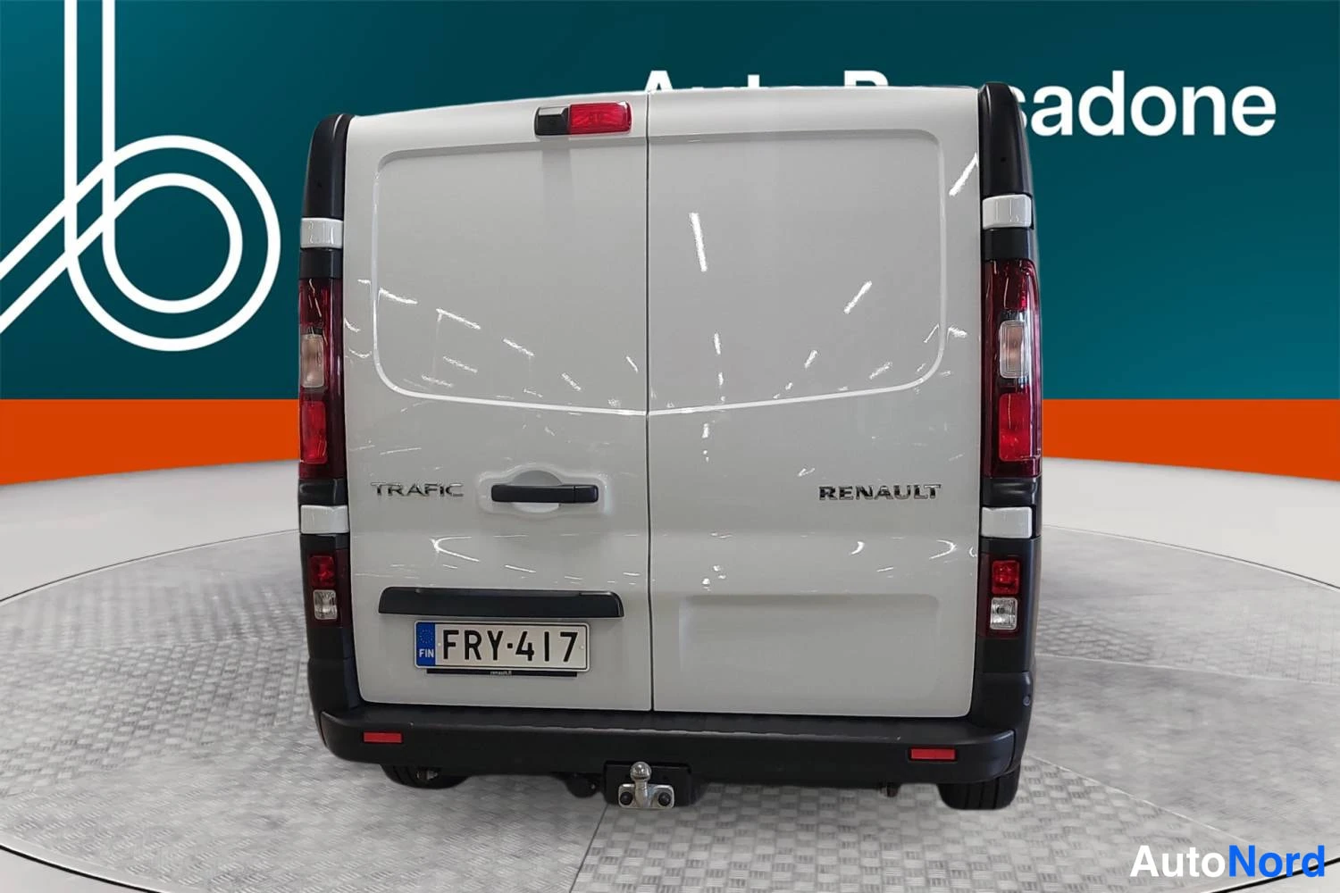 Valkoinen Renault Trafic 2024, takaa, kuva 8
