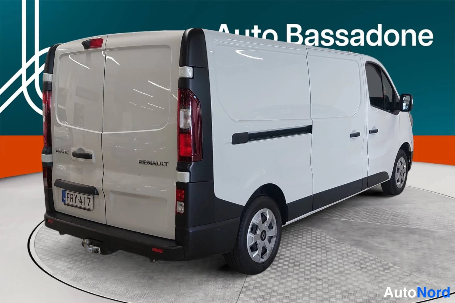 Valkoinen Renault Trafic 2024, takaviisto, kuva 7