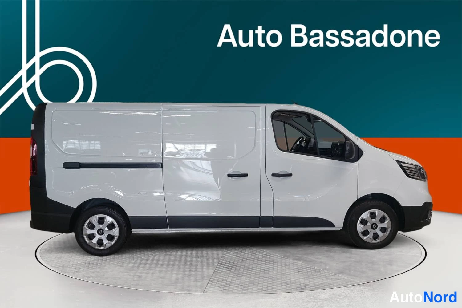 Valkoinen Renault Trafic 2024, etuviisto, keula oikealle, kuva 3