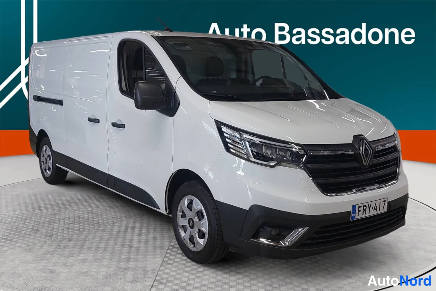Valkoinen Renault Trafic 2024, etuviisto, keula oikealle, kuva 4