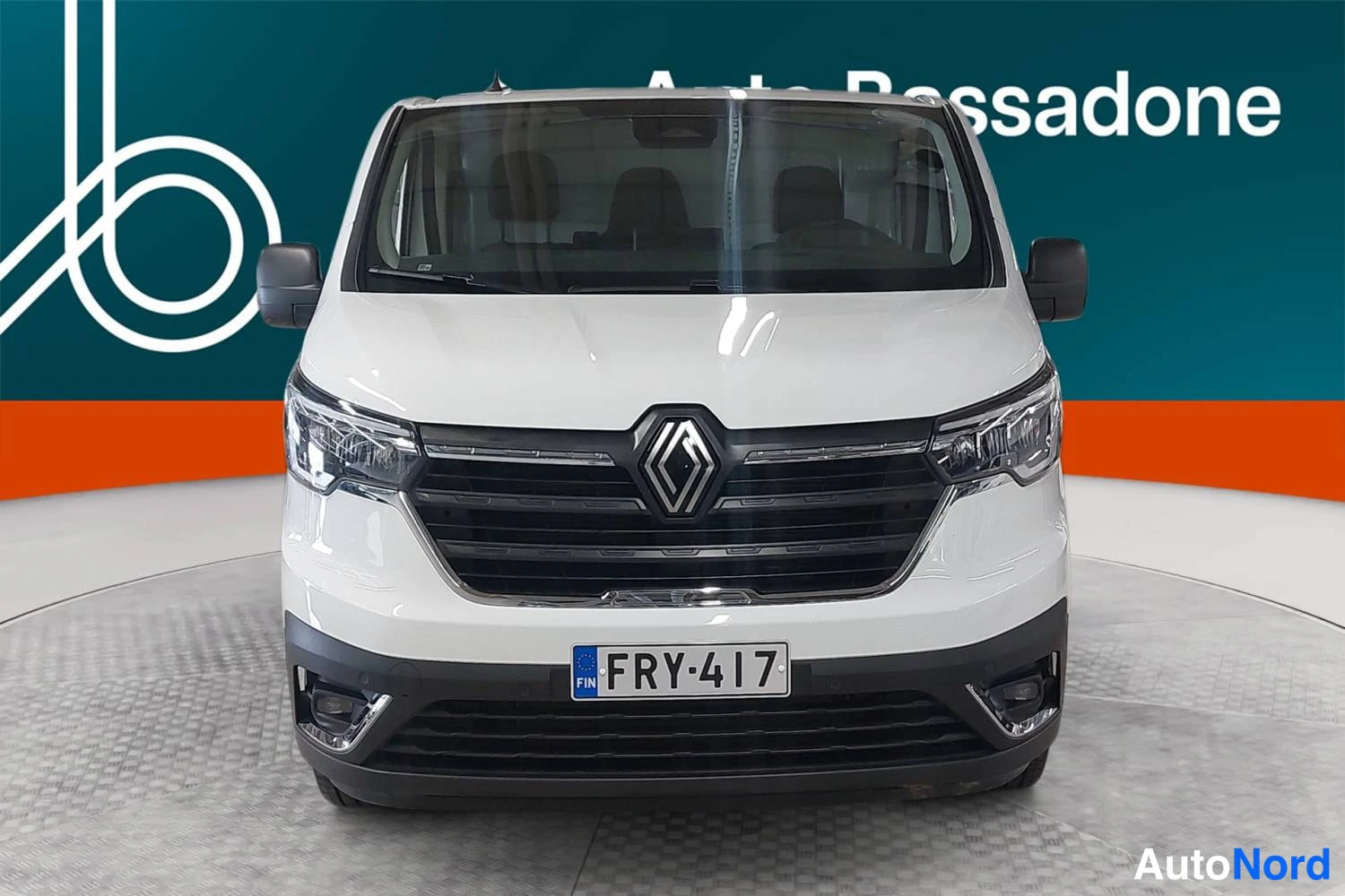 Valkoinen Renault Trafic 2024, edestä, kuva 5