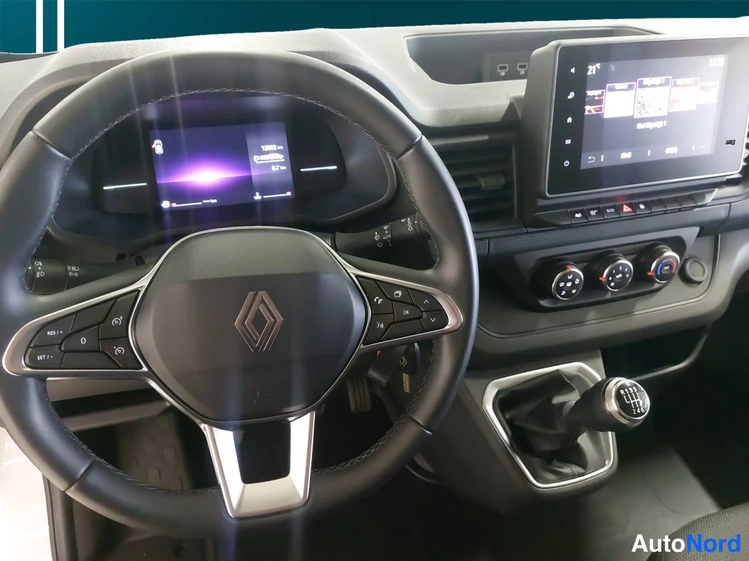 Valkoinen Renault Trafic 2024, kuva 10