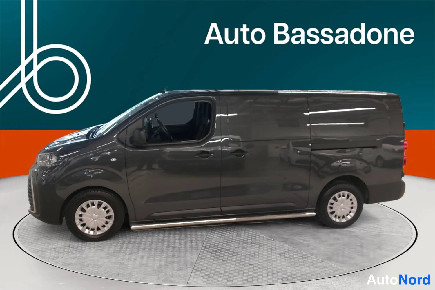 Harmaa Toyota Proace 2025, sivulta, kuva 4