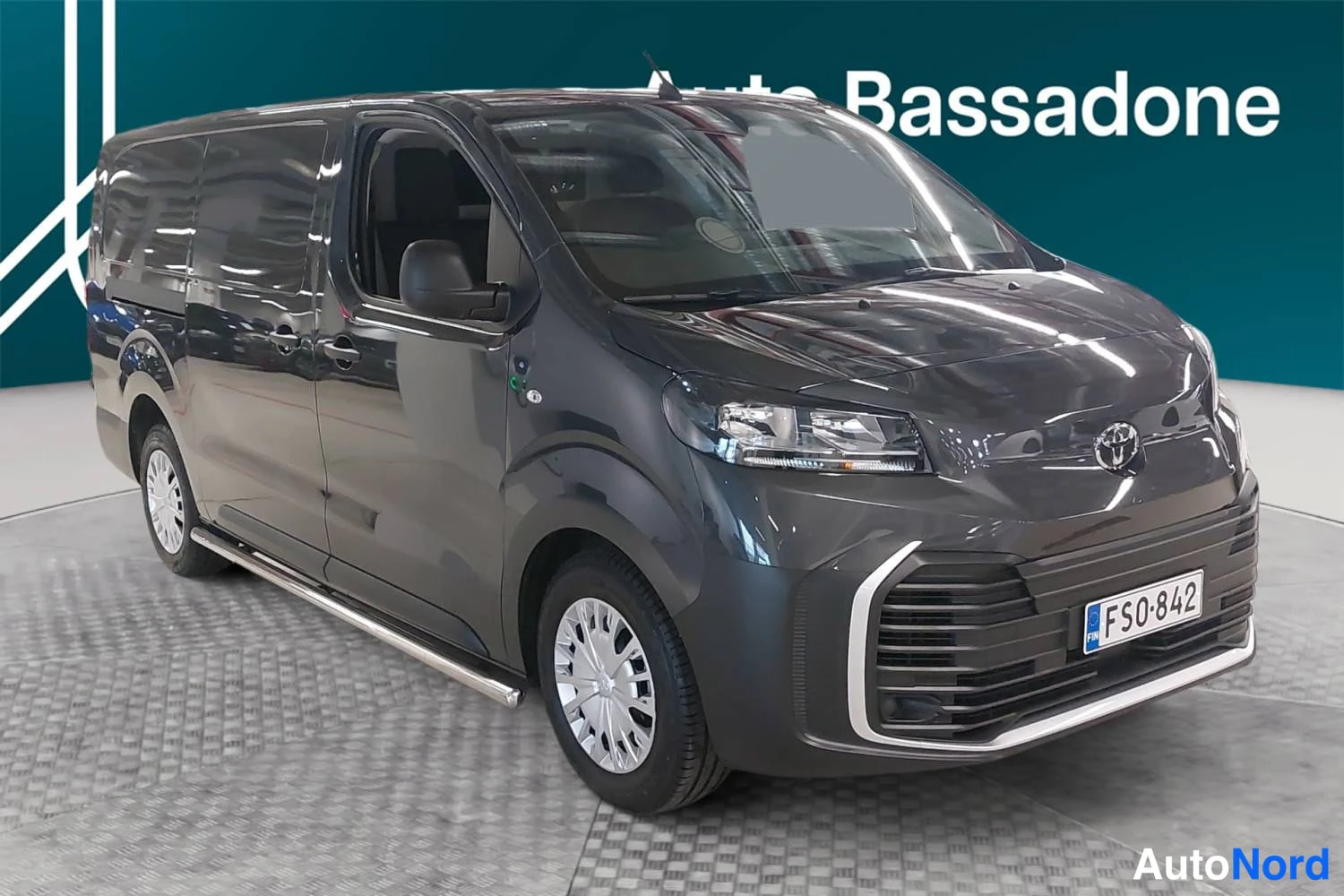 Harmaa Toyota Proace 2025, etuviisto, keula oikealle, kuva 2