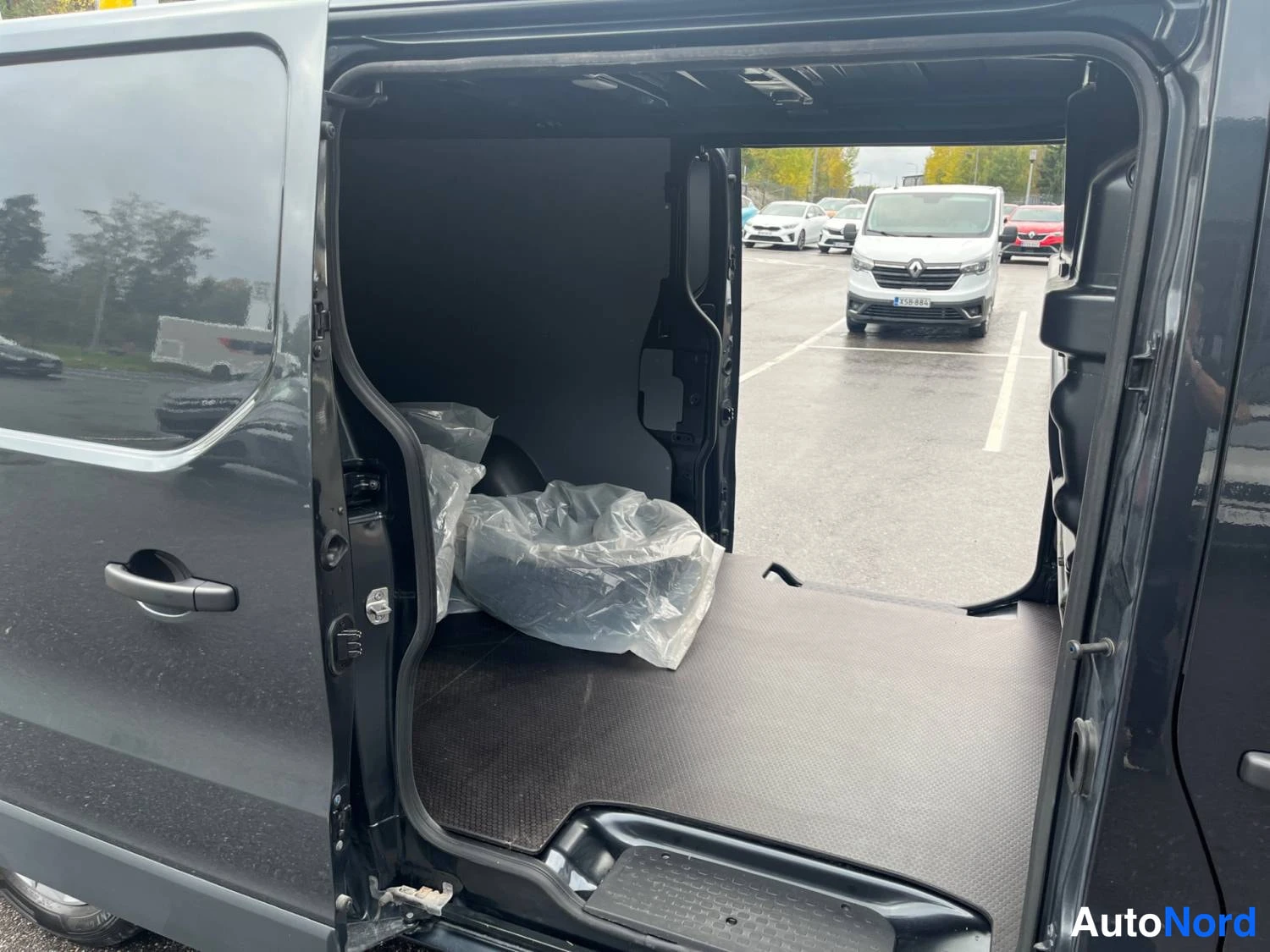 Harmaa Renault Trafic 2023, sivulta, kuva 6