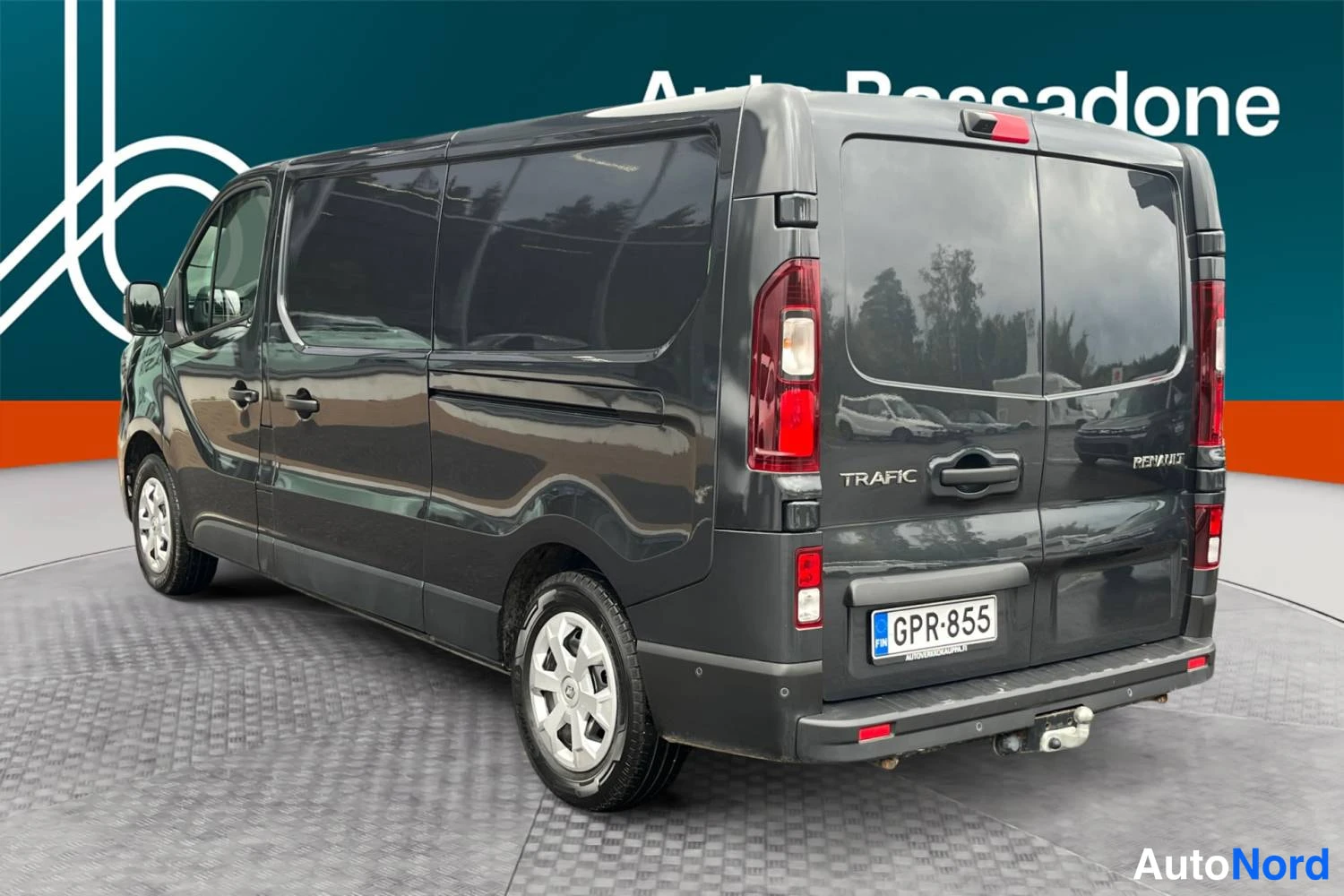 Harmaa Renault Trafic 2023, takaviisto, kuva 7