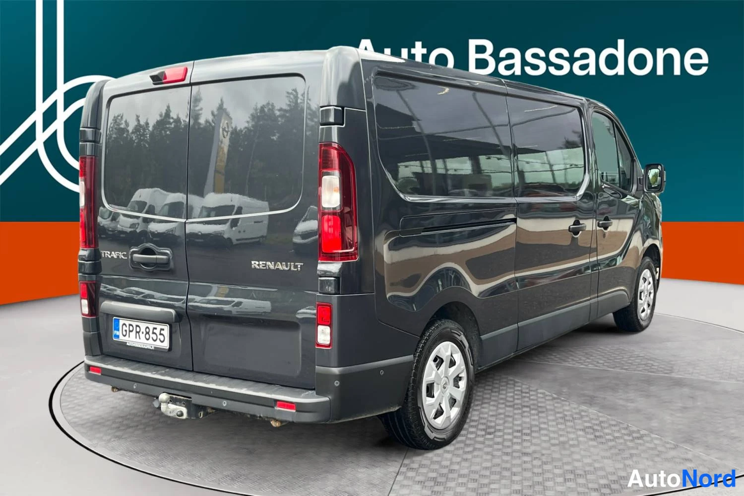 Harmaa Renault Trafic 2023, takaviisto, kuva 8