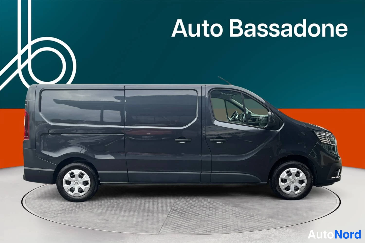 Harmaa Renault Trafic 2023, sivulta, kuva 5