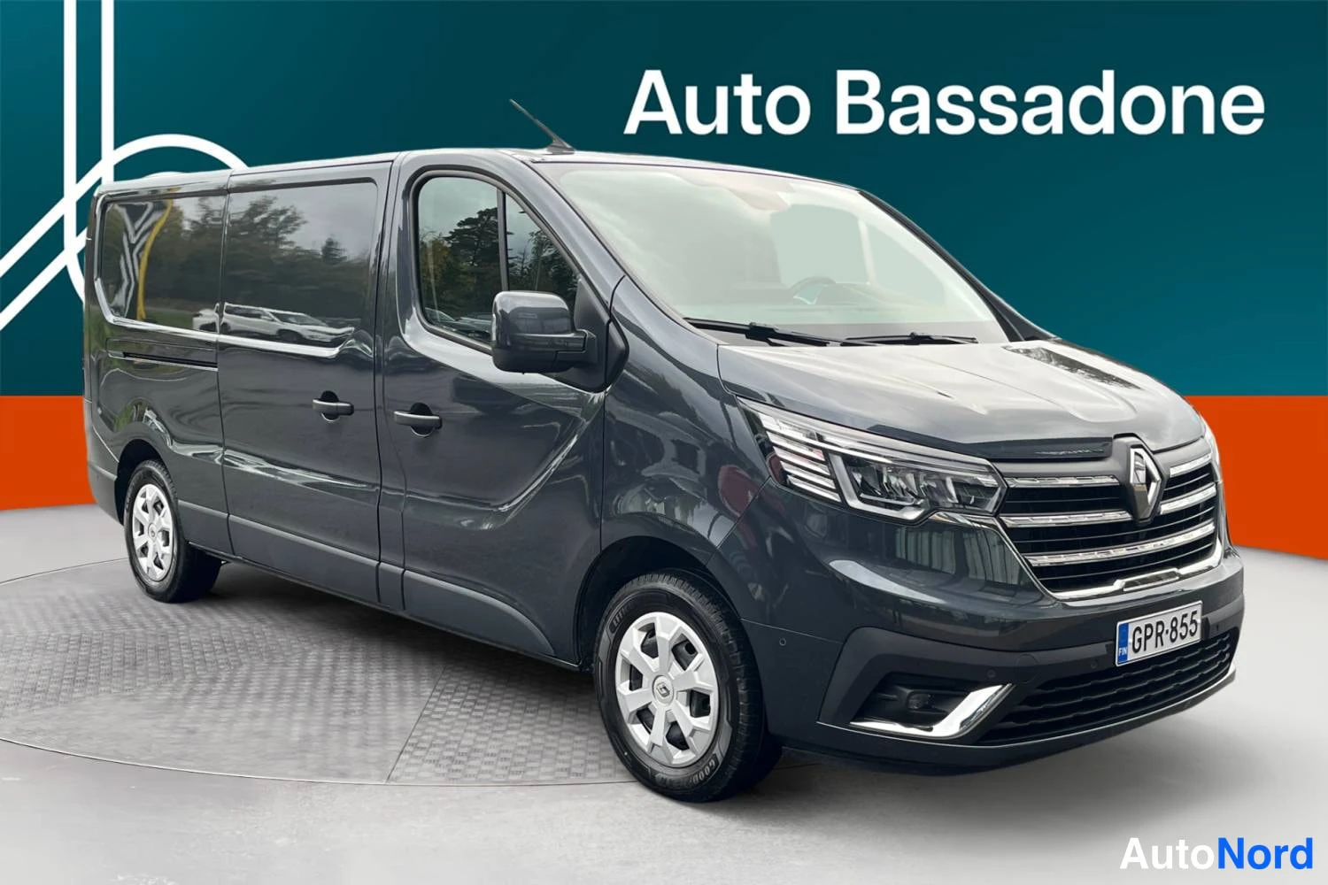Harmaa Renault Trafic 2023, etuviisto, keula oikealle, kuva 2