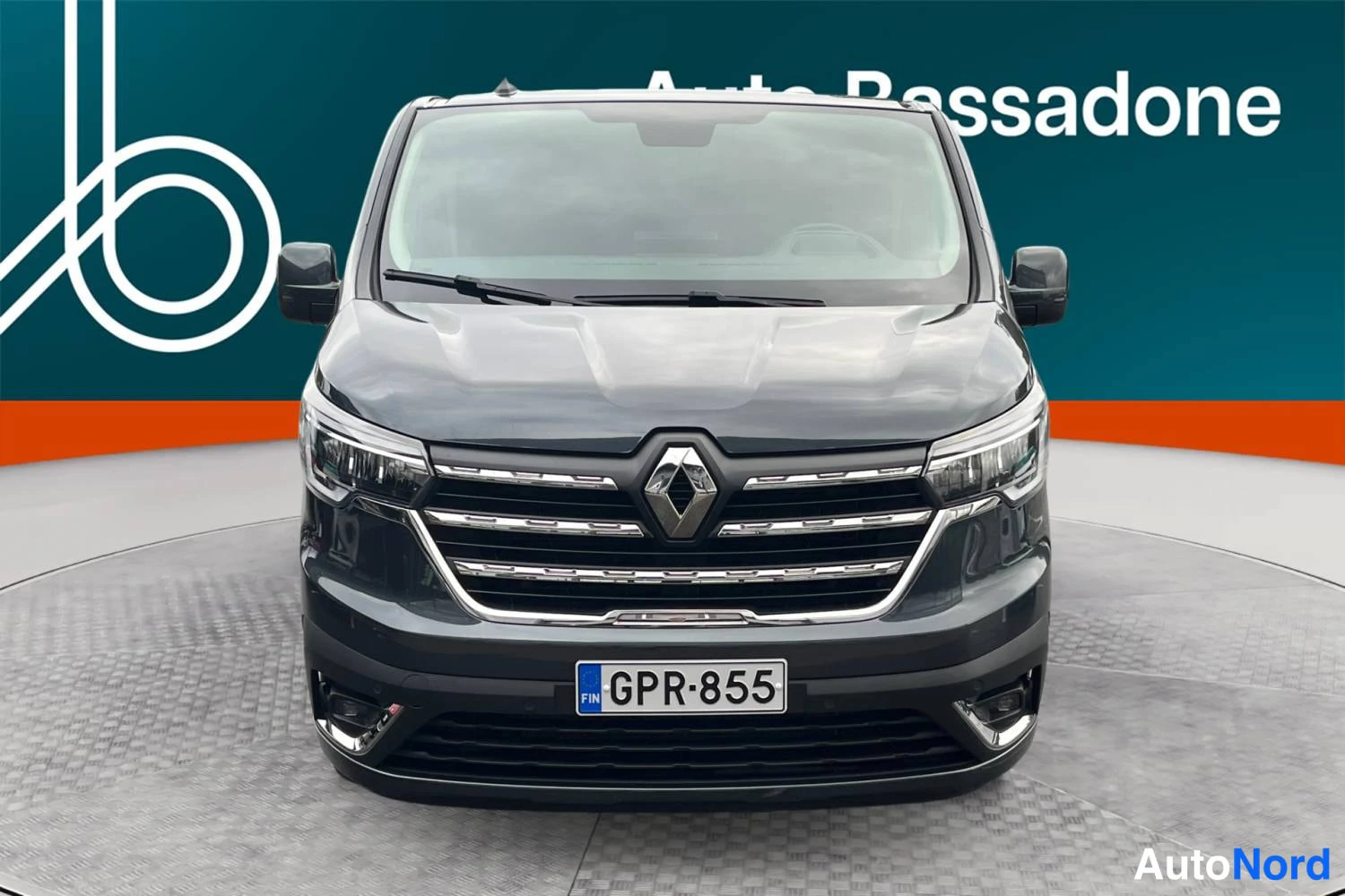 Harmaa Renault Trafic 2023, edestä, kuva 3
