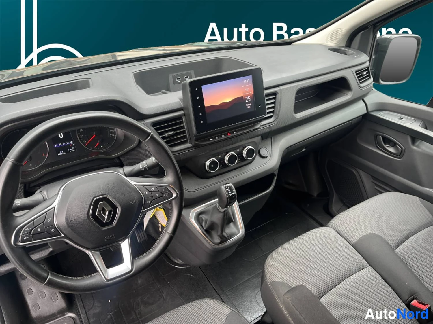 Harmaa Renault Trafic 2023, kuva 12