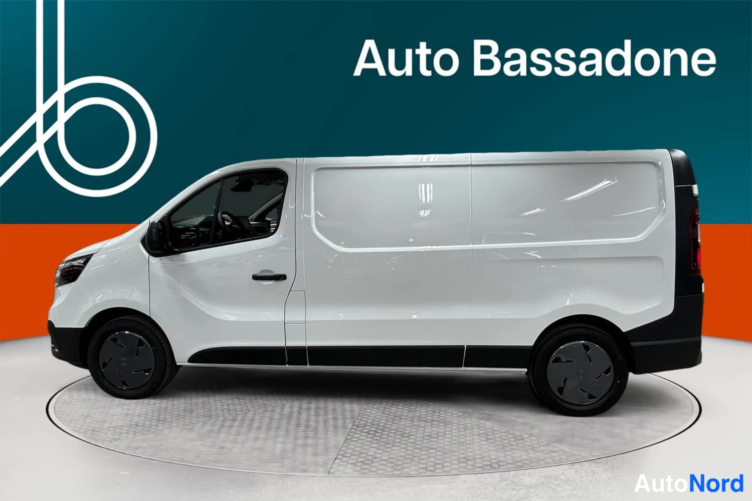 White Renault Trafic 2026, front three-quarter, nose to the left, photo 2