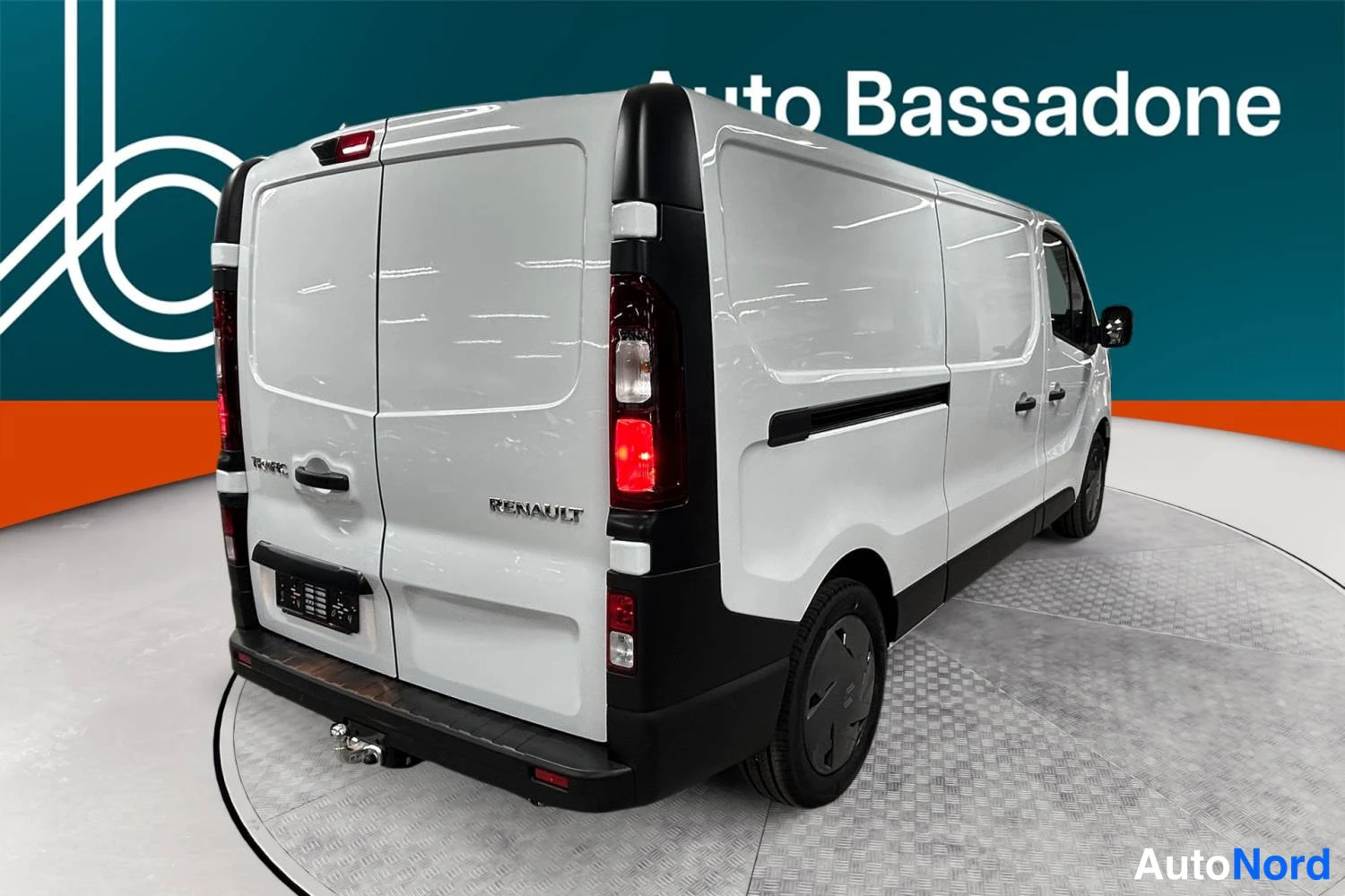 White Renault Trafic 2026, rear three-quarter, photo 7