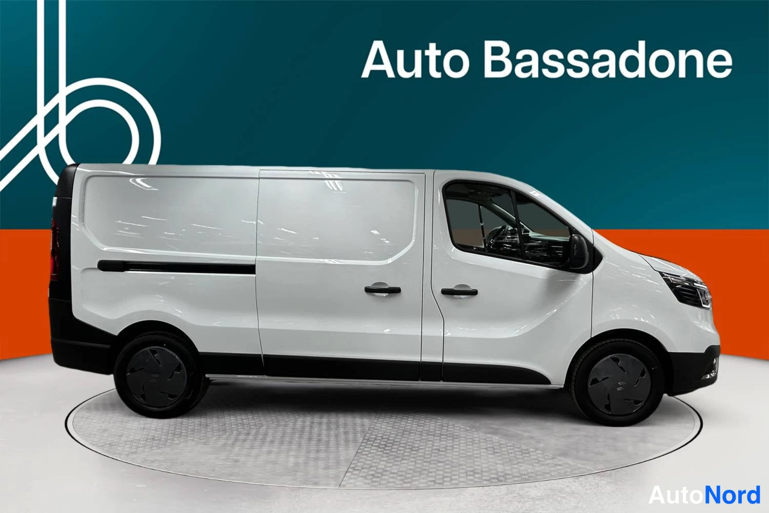 White Renault Trafic 2026, front three-quarter, nose to the right, photo 3