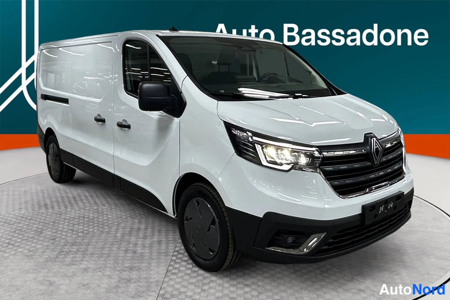 White Renault Trafic 2026, front three-quarter, nose to the right, photo 4
