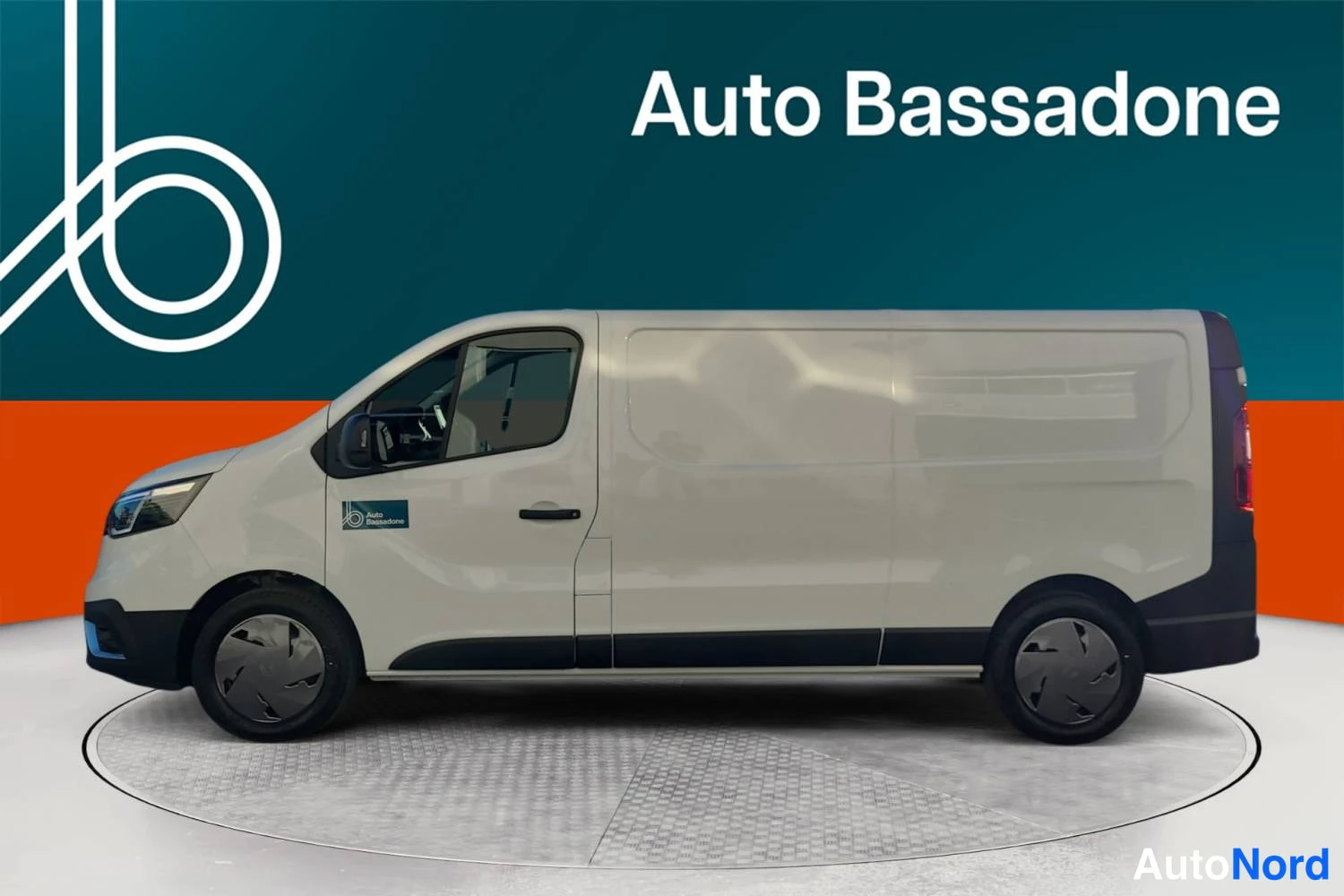Valkoinen Renault Trafic 2026, sivulta, kuva 3