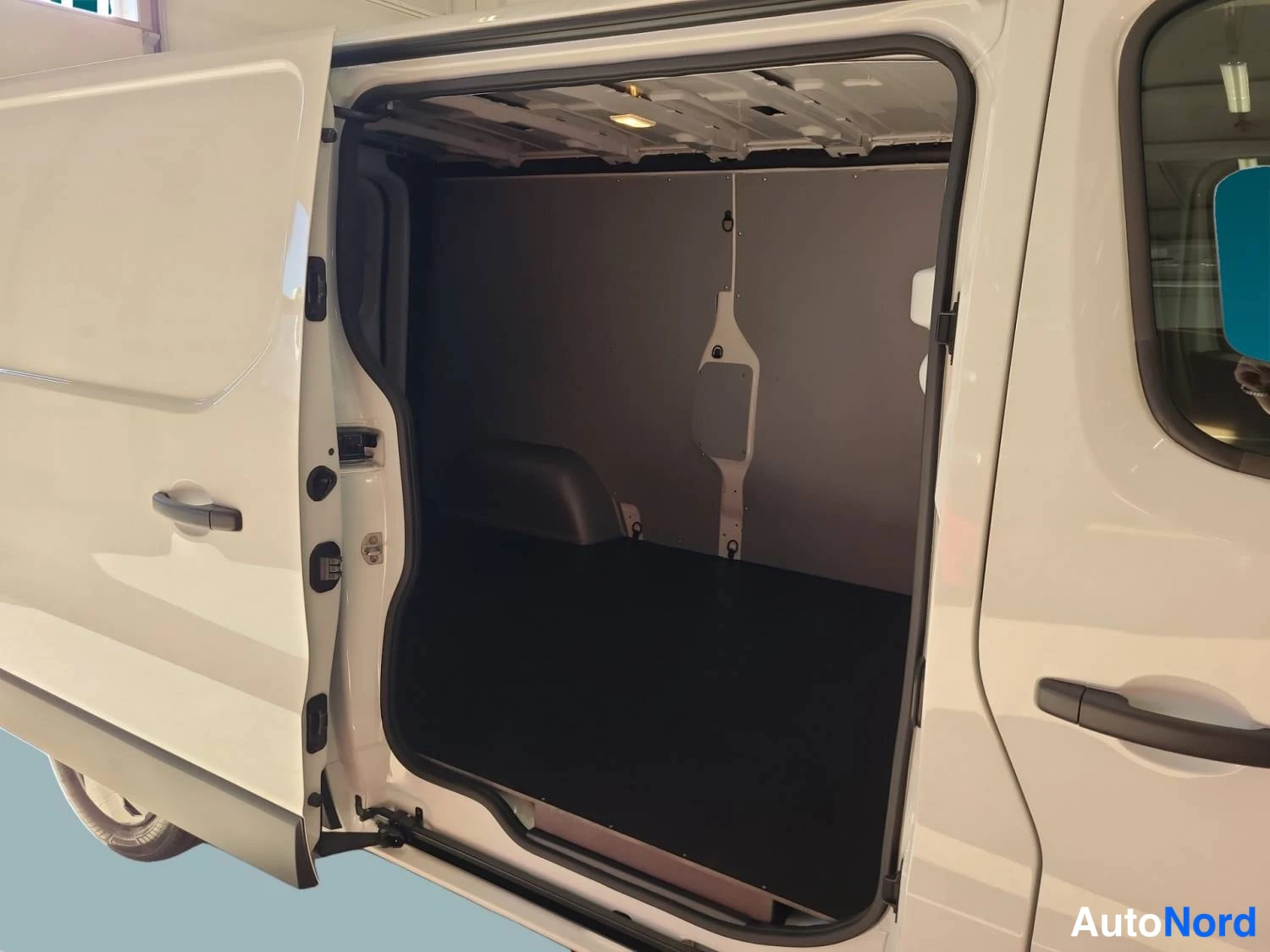Valkoinen Renault Trafic 2026, kuva 12