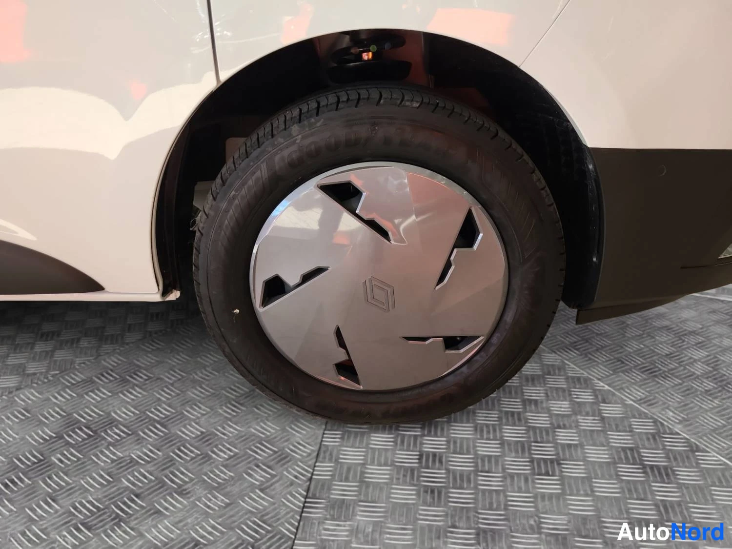Valkoinen Renault Trafic 2026, kuva 14