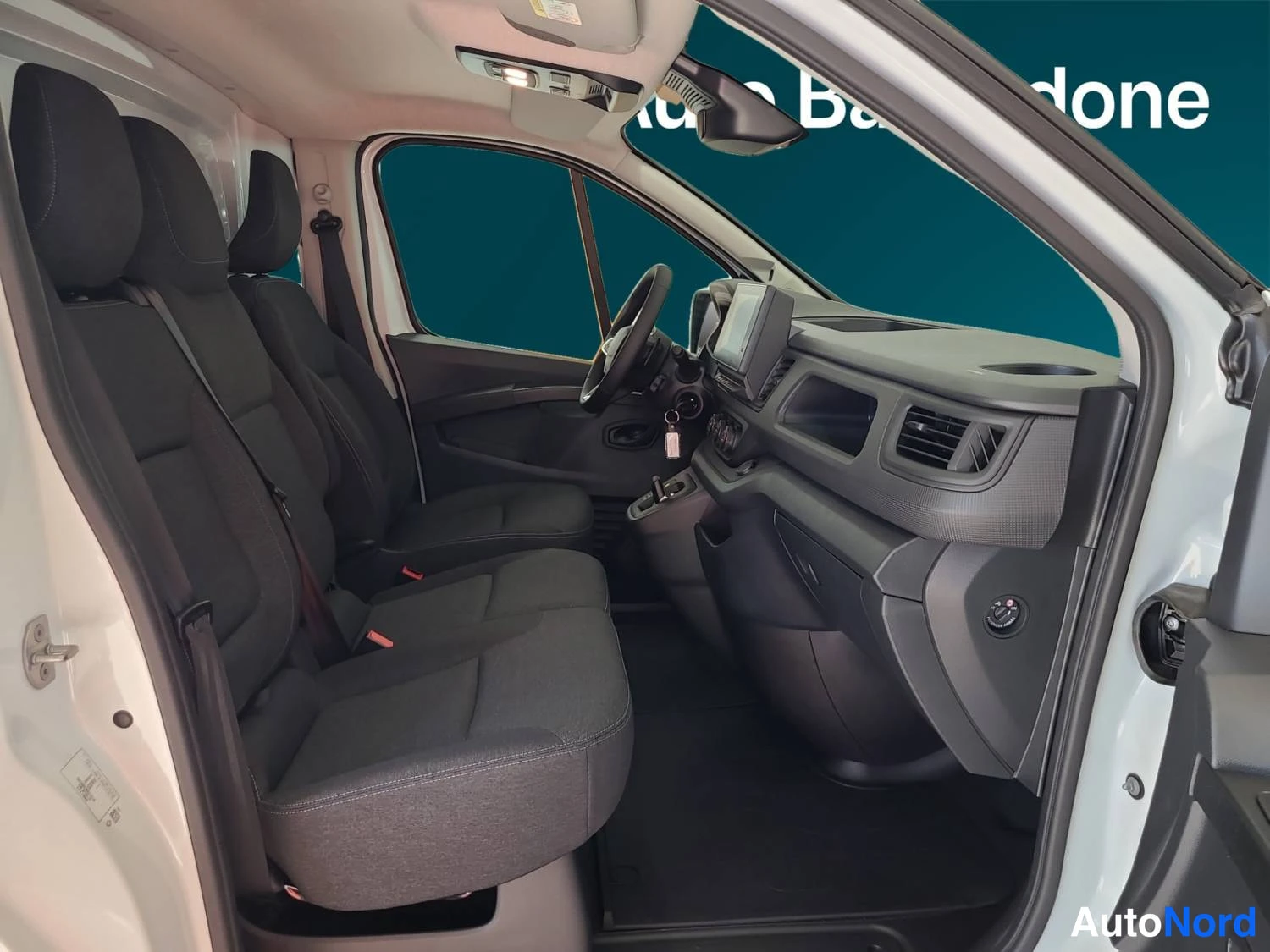 Valkoinen Renault Trafic 2026, kuva 13