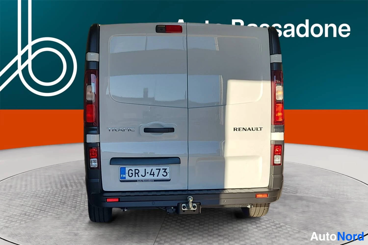 Valkoinen Renault Trafic 2026, takaa, kuva 7