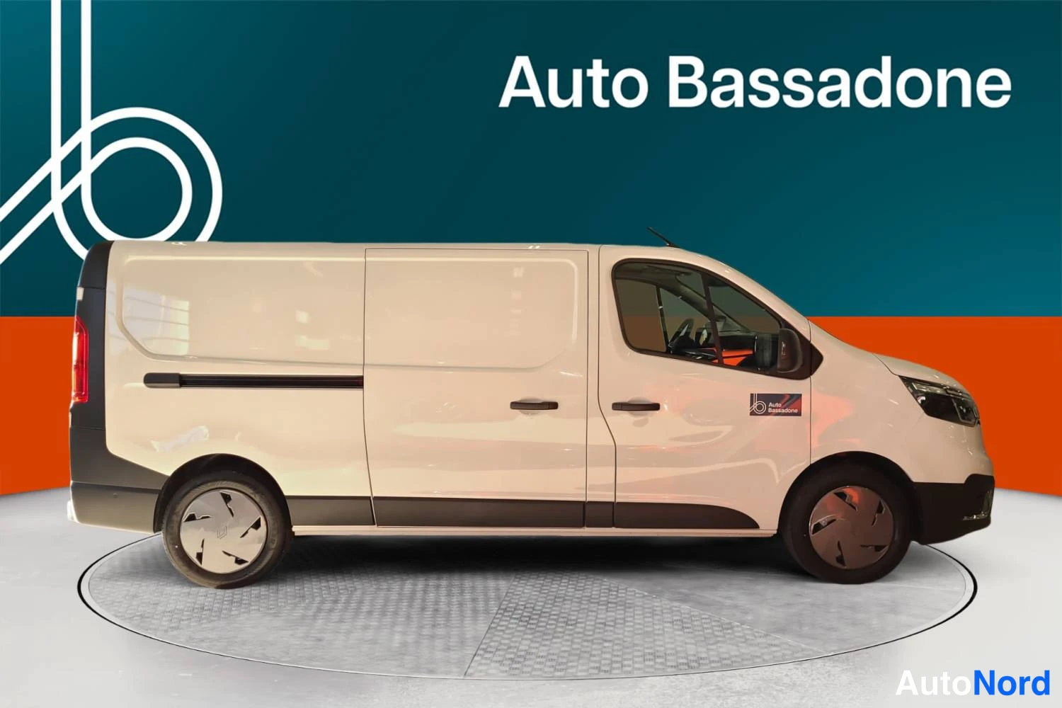 Valkoinen Renault Trafic 2026, sivulta, kuva 4