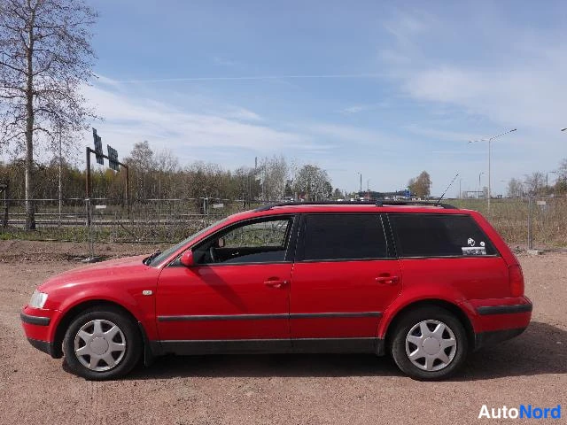 Punainen Volkswagen Passat 2000, etuviisto, keula vasemmalle, kuva 2