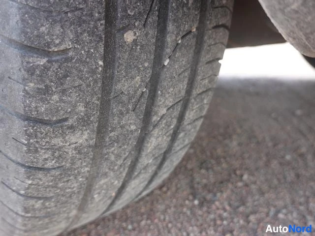 Punainen Volkswagen Passat 2000, kuva 20