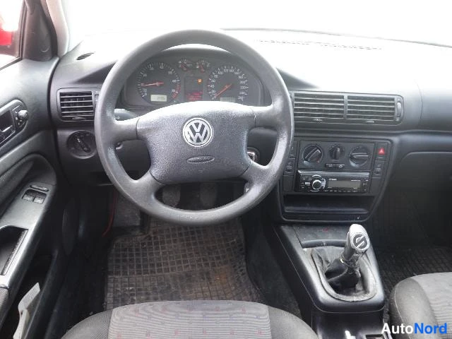 Punainen Volkswagen Passat 2000, kuva 17