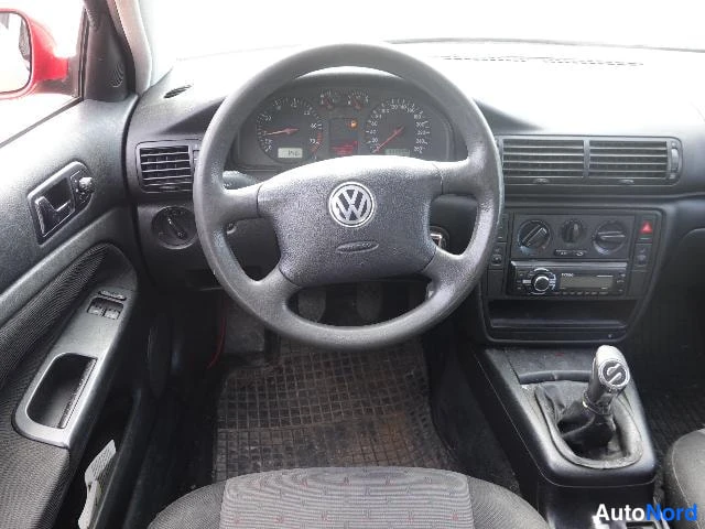 Punainen Volkswagen Passat 2000, kuva 18