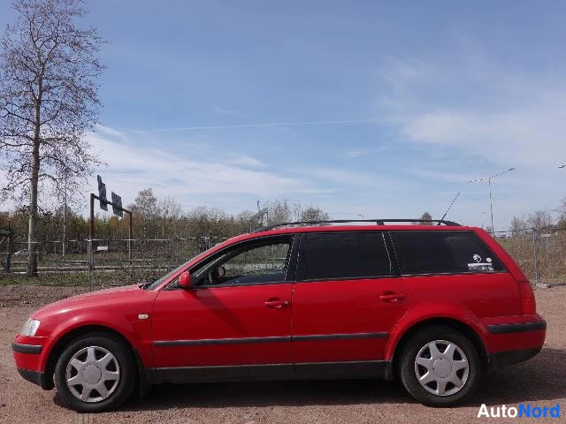 Punainen Volkswagen Passat 2000, etuviisto, keula vasemmalle, kuva 4