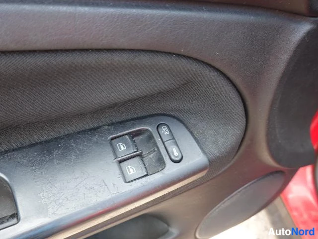 Punainen Volkswagen Passat 2000, yksityiskohta, kuva 22