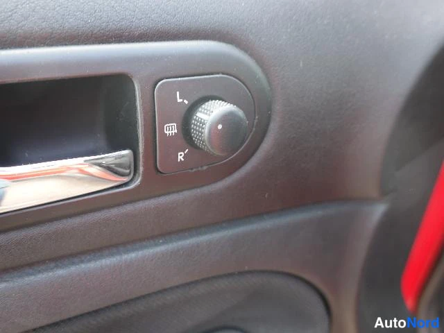 Punainen Volkswagen Passat 2000, yksityiskohta, kuva 23
