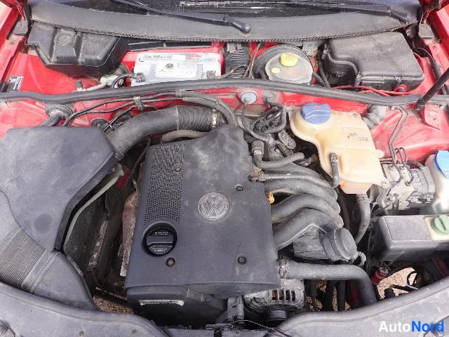Punainen Volkswagen Passat 2000, moottoritila, kuva 19