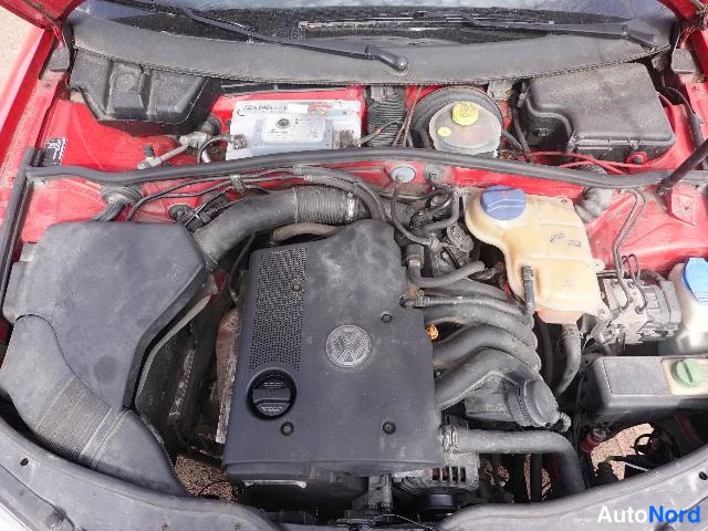 Punainen Volkswagen Passat 2000, moottoritila, kuva 20