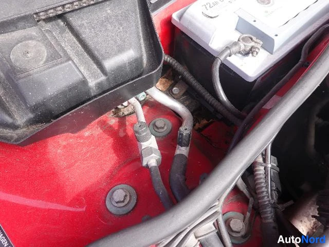 Punainen Volkswagen Passat 2000, moottoritila, kuva 21
