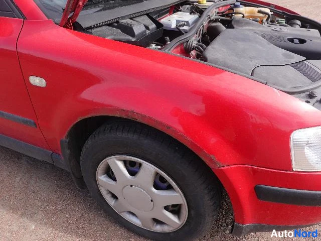 Punainen Volkswagen Passat 2000, etuviisto, keula oikealle, kuva 7