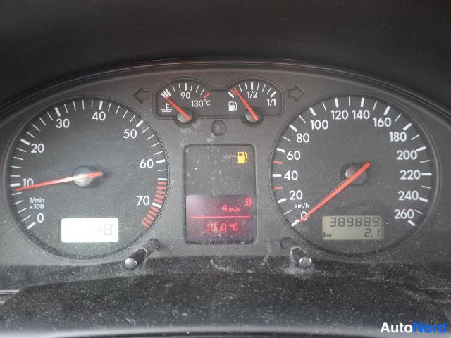 Punainen Volkswagen Passat 2000, yksityiskohta, kuva 24