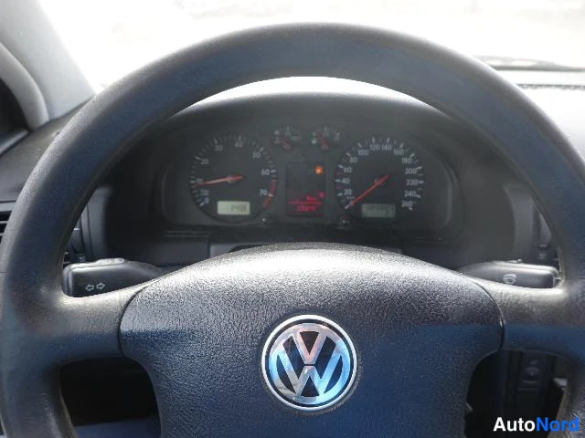 Punainen Volkswagen Passat 2000, ohjaamo, kuva 16