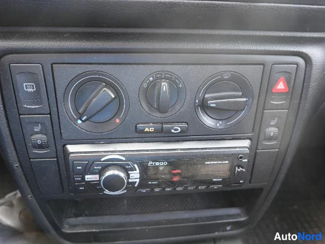 Punainen Volkswagen Passat 2000, yksityiskohta, kuva 25