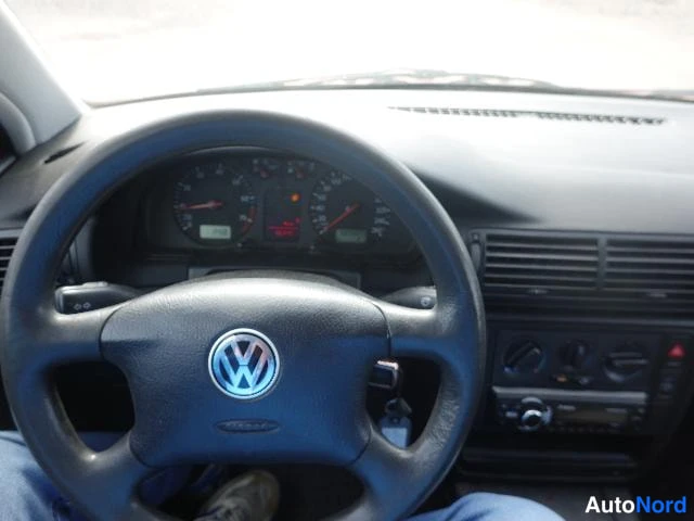 Punainen Volkswagen Passat 2000, ohjaamo, kuva 17