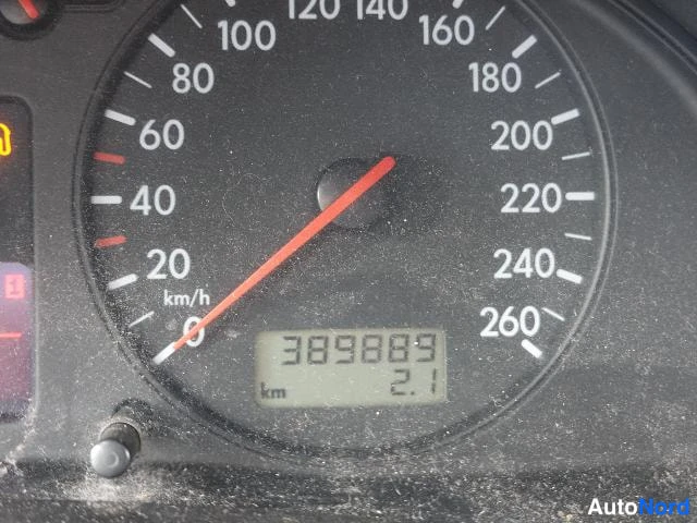 Punainen Volkswagen Passat 2000, yksityiskohta, kuva 26