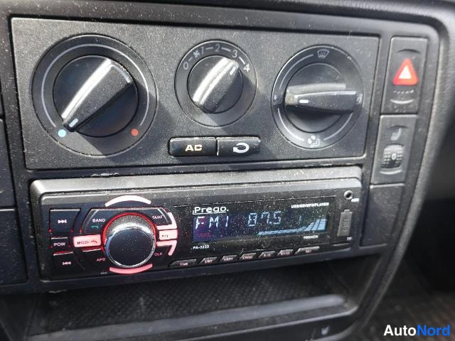 Punainen Volkswagen Passat 2000, yksityiskohta, kuva 27