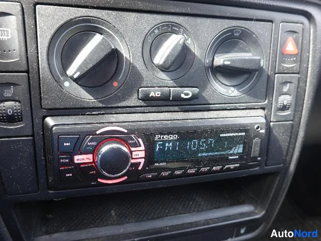 Punainen Volkswagen Passat 2000, yksityiskohta, kuva 28