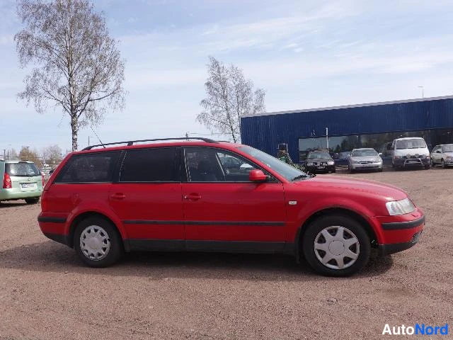 Punainen Volkswagen Passat 2000, sivulta, kuva 8