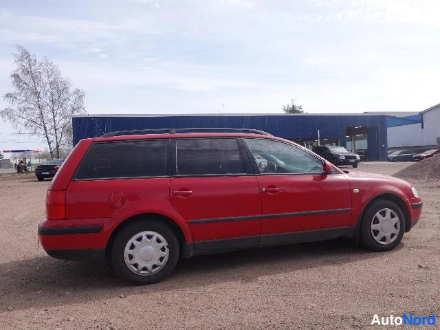 Punainen Volkswagen Passat 2000, sivulta, kuva 9
